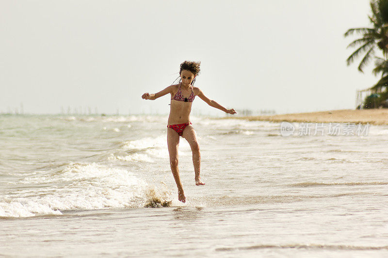 年轻的女孩有一个美好的时间在海滩上的暑假São米格尔dos Milagres，阿拉格斯，巴西东北部